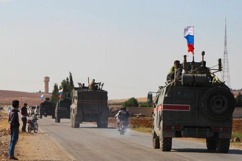 Binh sỹ Nga tham gia tuần tra chung tại Kobane,Syria. (Ảnh: AFP/TTXVN)