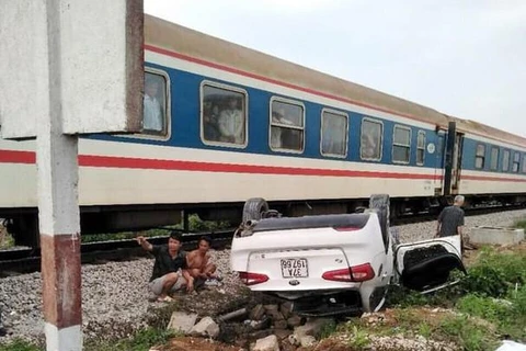 Nghệ An: Tàu hỏa đâm ôtô 4 chỗ lật ngửa, nữ tài xế tử vong tại chỗ