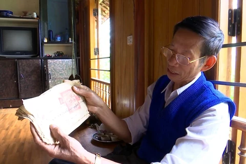Thầy Hà Nam Ninh đã sưu tầm được nhiều sách, tư liệu liên quan đến chữ viết của người Thái. (Ảnh: Hoa Mai/TTXVN)