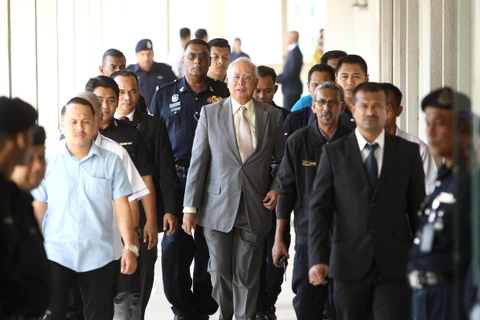 Cựu Thủ tướng Malaysia Najib Razak (giữa) rời phiên tòa ở Kuala Lumpur, ngày 25/10/2018. (Ảnh: THX/TTXVN)