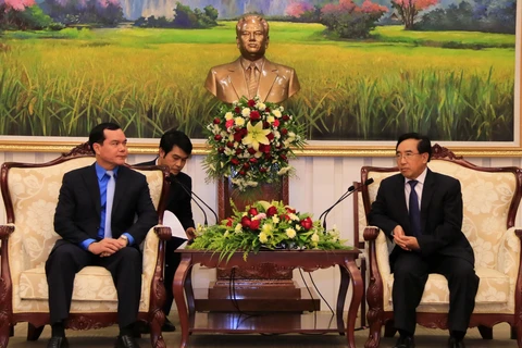 Phó Chủ tịch nước CHDCND Lào Phankham Viphavanh tiếp thân mật Chủ tịch Tổng Liên đoàn Lao động Việt Nam Nguyễn Đình Khang. (Ảnh: Phạm Kiên/TTXVN)