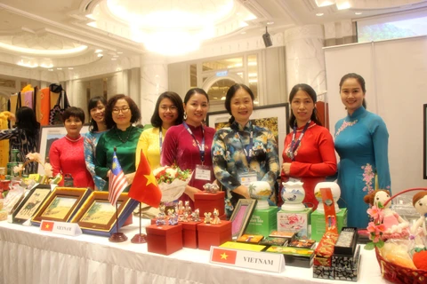 Bà Phạm Thị Hồng Liên (thứ 3 từ phải sang) cùng đoàn Việt Nam tại Hội chợ. (Ảnh: Hoàng Nhương/Vietnam+)