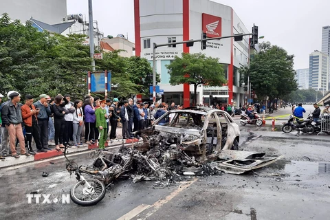 [Photo] Ôtô, xe máy cháy trơ khung sau vụ va chạm kinh hoàng