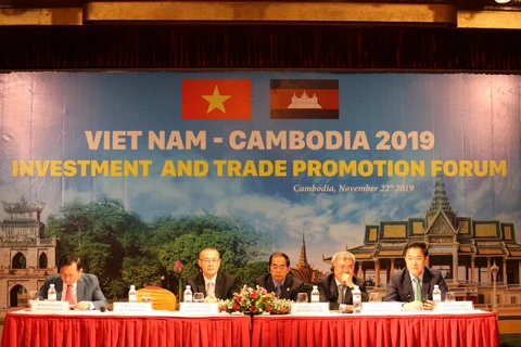 Chủ tọa Diễn đàn xúc tiến đầu tư-thương mại Việt Nam-Campuchia. ((Ảnh: PV/Vietnam+)