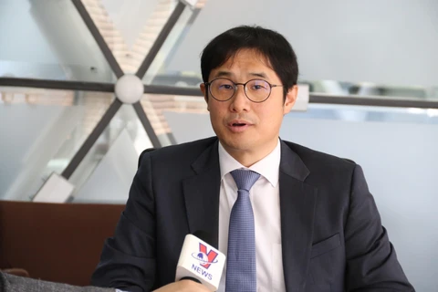Tiến sỹ Lee Jaehyon, Giám đốc Trung tâm ASEAN và châu Đại dương, Viện Nghiên cứu chính sách Asan trả lời phòng vấn. (Ảnh: Hữu Tuyên/TTXVN)