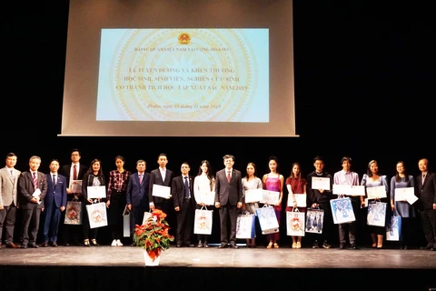 Học sinh, sinh viên và nghiên cứu sinh được khen thưởng năm học 20118-2019.(Ảnh: Hồng Kỳ/Vietnam+)