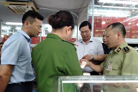 Đoàn kiểm tra liên ngành thành phố Hà Nội kiểm tra an toàn thực phẩm bánh Trung thu tại cơ sở sản xuất bánh Trung thu truyền thống Bảo Phương số 201A Thụy Khuê, quận Tây Hồ. (Ảnh: Tuyết Mai/TTXVN)