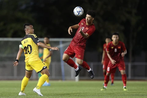 Pha chơi bóng bằng đầu của Tiền đạo Hà Đức Chinh (9) trong trận đấu với U22 Brunei tại vòng bảng môn bóng đá nam SEA Games 2019. Kết quả, tuyển Việt Nam giành chiến thắng 6-0. (Ảnh: Hoàng Linh/TTXVN)