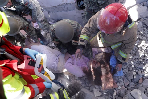 Lực lượng cứu hộ giải cứu nạn nhân mắc kẹt trong đống đổ nát sau trận động đất tại Thumane, Albania, ngày 26/11/2019. (Ảnh: AFP/TTXVN)