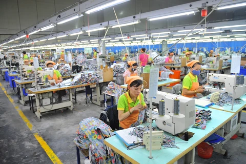 Hoạt động sản xuất sản phẩm may mặc tại Công ty TNHH may Nien Hsing, khu công nghiệp Khánh Phú, xã Khánh Phú, huyện Yên Khánh, tỉnh Ninh Bình. (Ảnh: Minh Đức/TTXVN)