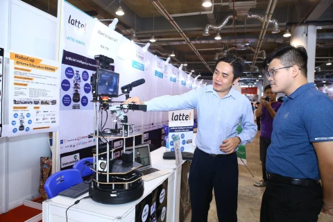 Khách tham quan triển lãm các sản phẩm công nghệ tại Techfest 2019. (Ảnh: Minh Quyết/TTXVN)