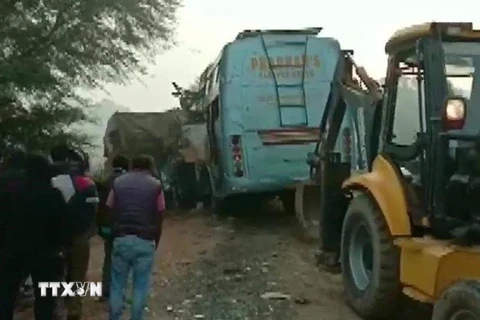 Hiện trường vụ tai nạn giao thông tại huyện Rewa, bang Madhya Pradesh, Ấn Độ, ngày 5/12/2019. (Ảnh: ANI/TTXVN)