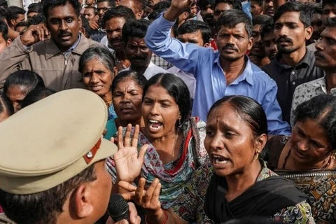 Hàng nghìn người biểu tình bên ngoài một đồn cảnh sát ở thành phố Hyderabad sau vụ hiếp dâm. (Nguồn: Reuters)