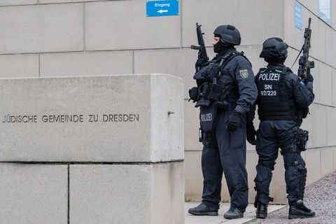 Cảnh sát gác tại khu vực Dresden, Đức, ngày 9/10/2019. (Ảnh: AFP/TTXVN)