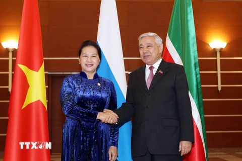 Chủ tịch Hội đồng Nhà nước Tatarstan F.Kh. Mukhametshin và Chủ tịch Quốc hội Nguyễn Thị Kim Ngân. (Ảnh: Trọng Đức/TTXVN)