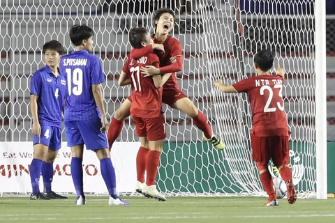 Hải Yến (số 12) cùng đồng đội ăn mừng sau khi đánh đầu ghi bàn mở tỷ số cho tuyển nữ Việt Nam. (Ảnh: Hoàng Linh/ TTXVN)