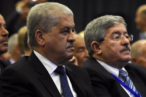 Ông Abdelmalek Sellal (trái) và ông Ahmed Ouyahia (phải) tại một sự kiện ở Algiers, Algeria ngày 5/5/2016. (Ảnh: AFP/TTXVN)