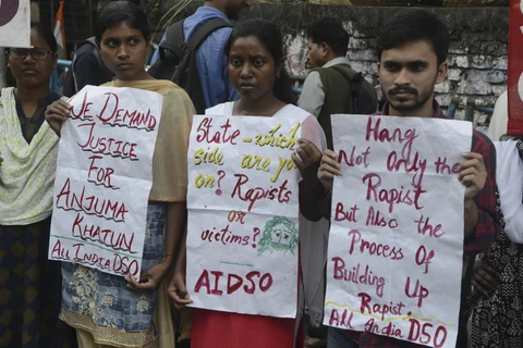 Tuần hành phản đối các vụ cưỡng bức tại Siliguri, Ấn Độ, ngày 7/12/2019. (Ảnh: AFP/TTXVN)
