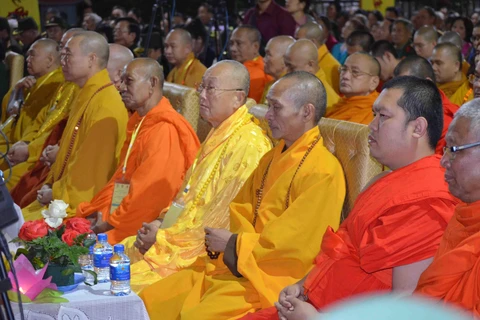 Các đại biểu tham dự Đại lễ cầu siêu tưởng niệm các anh hùng liệt sỹ Lào-Việt. (Ảnh: Phạm Kiên-Thu Phương/TTXVN)