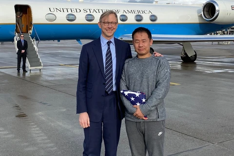 Đại diện đặc biệt của Bộ Ngoại giao Mỹ về Iran Brian Hook (trái) đón nhà nghiên cứu người Mỹ gốc Hoa Xiyue Wang vừa được Iran trả tự do, tại Thụy Sĩ ngày 7/12/2019. (Ảnh: AFP/TTXVN)