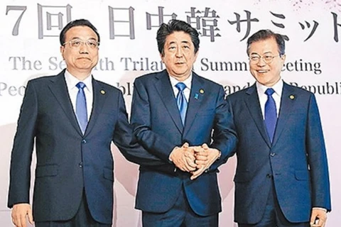 Thủ tướng Trung Quốc Lý Khắc Cường, Thủ tướng Nhật Bản Shinzo Abe và Tổng thống Hàn Quốc Moon Jae In.(Nguồn: ejinsight.com)