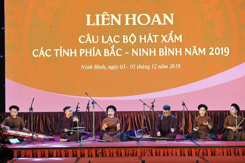 Tiết mục "Giăng sáng vườn chè" do các nghệ sỹ Trung tâm Âm nhạc truyền thống Thăng Long, Hà Nội biểu diễn tại Liên hoan câu lạc bộ hát Xẩm các tỉnh khu vực phía Bắc. (Ảnh: Minh Đức/TTXVN)