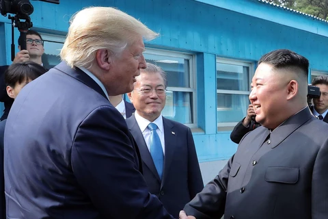 Tổng thống Mỹ Donald Trump (trái), nhà lãnh đạo Triều Tiên Kim Jong-un (phải) và Tổng thống Hàn Quốc Moon Jae-in (giữa) trong cuộc gặp tại Khu phi quân sự (DMZ) ngày 30/6/2019. (Ảnh: AFP/TTXVN)