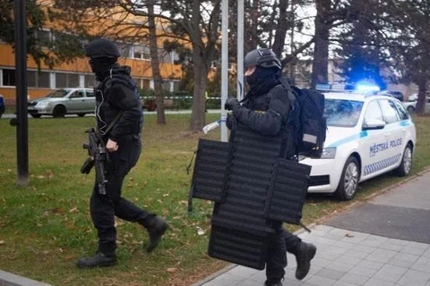 Cảnh sát được triển khai truy bắt thủ phạm vụ xả súng tại bệnh viện ở Ostrava, CH Séc ngày 10/12/2019. (Ảnh: EPA/TTXVN)