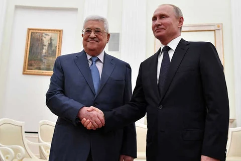 Tổng thống Nga Vladimir Putin (phải) bắt tay Tổng thống Palestine Mahmoud Abbas trong cuộc họp tại Điện Kremlin ở Moskva ngày 14/7/2018. (Nguồn: Reuters)