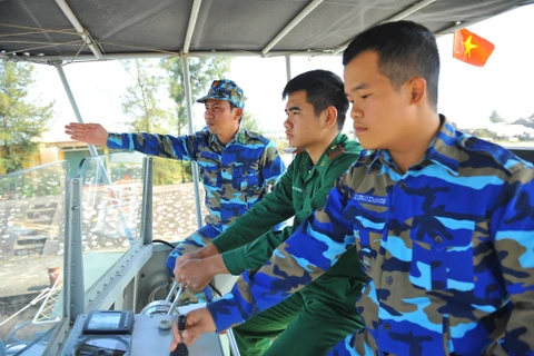 Chiến sỹ Biên phòng Ninh Bình làm tốt công tác bảo vệ biên giới biển và cứu nạn cứu hộ. (Ảnh: Minh Đức/TTXVN)