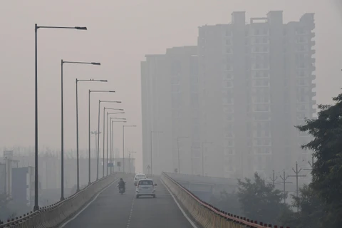 Khói mù ô nhiễm bao phủ dày đặc tại New Delhi, Ấn Độ. (Ảnh: AFP/TTXVN)