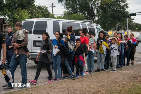 Người tị nạn Trung Mỹ được đưa tới nơi ở tạm sau khi được thả khỏi nơi giam giữ ở McAllen, Texas, Mỹ, ngày 12/6/2019. (Ảnh: AFP/TTXVN)
