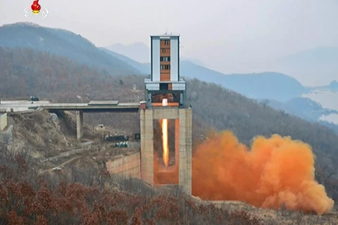 Một vụ thử động cơ tên lửa lực đẩy lớn của Triều Tiên tại bãi phóng vệ tinh Sohae ở tỉnh Bắc Pyongan tháng 3/2017. (Ảnh: YONHAP/TTXVN)