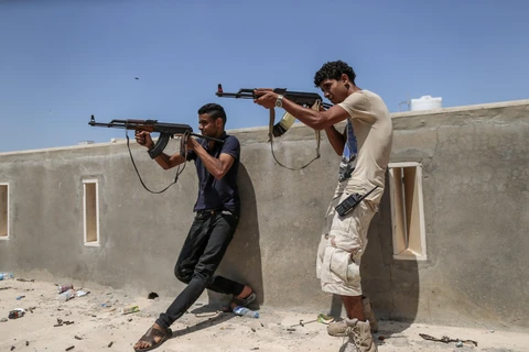 Lực lượng Chính phủ Đoàn kết Dân tộc Libya (GNA) được Liên hợp quốc hậu thuẫn trong cuộc đụng độ với lực lượng tự xưng Quân đội quốc gia Libya (LNA) tại Tripoli, Libya, ngày 24/8/2019. (Ảnh: THX/ TTXVN)