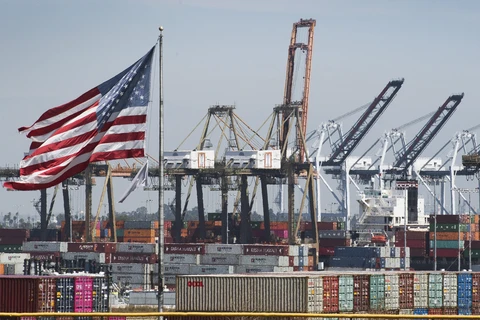 Hàng hóa từ Trung Quốc và các nước châu Á được bốc dỡ tại cảng Long Beach, California, Mỹ, ngày 14/9/2019. (Ảnh: AFP/TTXVN)