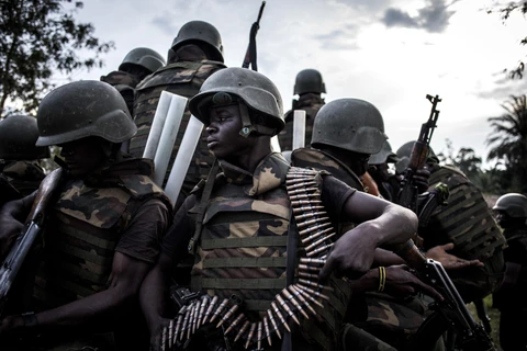 Binh sỹ quân đội CHDC Congo trong chiến dịch truy quét phiến quân Hồi giáo ở Oicha. (Ảnh:AFP/TTXVN)