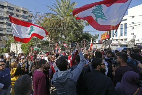 Người biểu tình tập trung tại Beirut, Liban, ngày 24/11/2019. (Ảnh: THX/TTXVN)