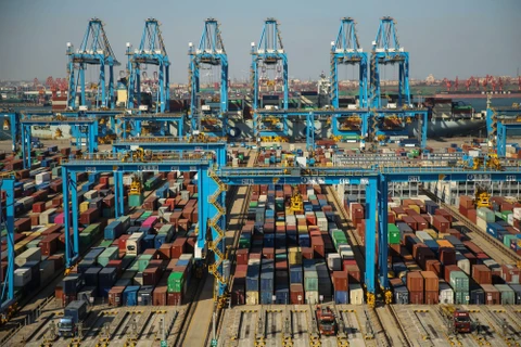 Các container hàng hóa tại cảng ở Thanh Đảo, Trung Quốc. (Ảnh: AFP/TTXVN)