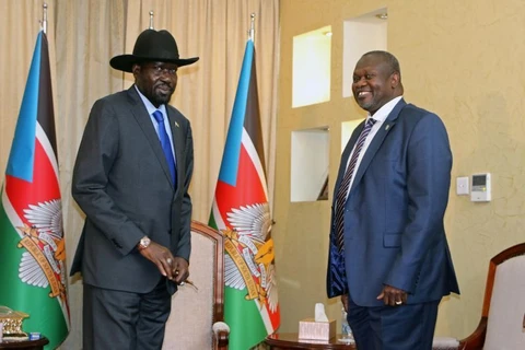 Tổng thống Nam Sudan Salva Kiir Mayardit và cựu Phó Tổng thống kiêm lãnh đạo phiến quân Riek Machar. (Nguồn: Yahoo News)