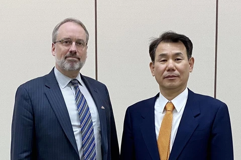 Trưởng đoàn đàm phán Hàn Quốc Jeong Eun-bo (phải) và người đồng cấp Mỹ James DeHart tại vòng đàm phán chia sẻ chi phí quân sự ở Seoul ngày 17/12/2019. (Ảnh: Yonhap/TTXVN)