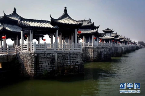 Câu cầu cổ được xây dựng từ năm 1174 ở tỉnh Quảng Đông, Trung Quốc là cây cầu đầu tiên trên thế giới có thể mở và đóng. (Nguồn: THX)