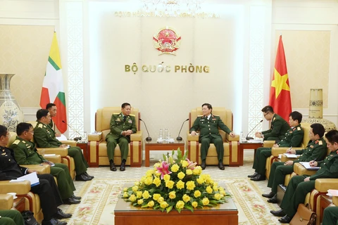 Đại tướng Ngô Xuân Lịch tiếp Thống tướng Min Aung Hlaing, Tổng Tư lệnh các lực lượng vũ trang Myanmar. (Ảnh: Dương Giang/TTXVN)
