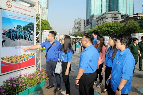 Đông đảo đoàn viên, thanh niên Thành phố Hồ Chí Minh tham quan triển lãm. (Ảnh: Thanh Vũ/TTXVN)