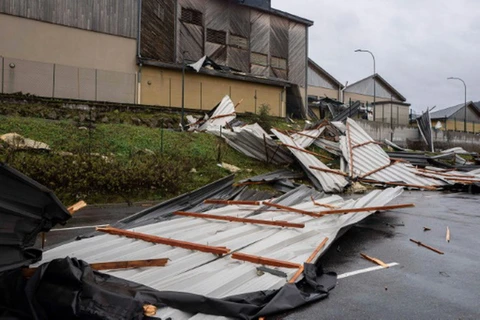 Một mái nhà bị xé toạc trong cơn bão Elsa tại Saint-Etienne, gần Lyon, Pháp. (Nguồn: AFP)
