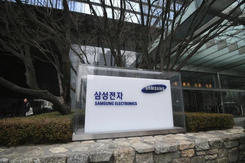 Biểu tượng của nhà sản xuất chip Hàn Quốc Samsung Electronics tại trụ sở của Tập đoàn Samsung ở Seoul. (Ảnh: AFP/TTXVN)