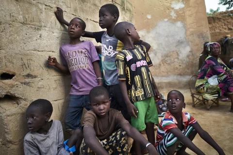 Trẻ em Mali rời bỏ nhà cửa đi lánh nạn do xung đột tại Segou. (Ảnh: AFP/TTXVN)