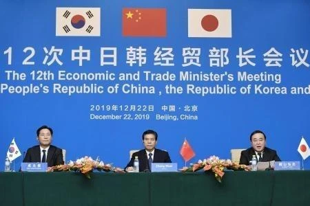 Bộ trưởng Thương mại Trung Quốc Chung Sơn (giữa), Bộ trưởng Thương mại Nhật Bản Hiroshi Kajiyama (phải) và Bộ trưởng Công nghiệp Hàn Quốc Sung Yun-mo trong cuộc họp báo sau cuộc gặp ba bên tại Bắc Kinh, Trung Quốc, ngày 22/12/2019. (Ảnh: Kyodo/ TTXVN)