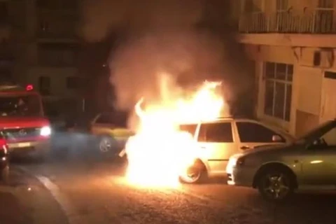 Hiện trường chiếc xe ôtô của nhân viên lãnh sự quán Thổ Nhĩ Kỳ bị đốt. (Nguồn: rt.com)