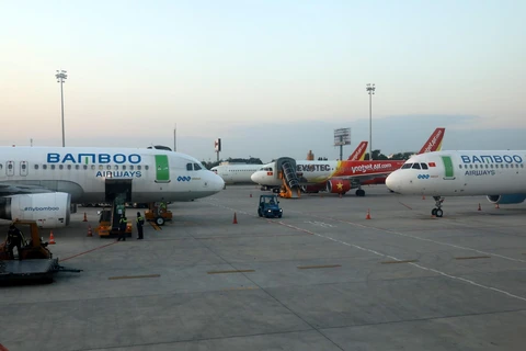 Máy bay của các hãng hàng không Việt Nam chuẩn bị đón khách tại sân bay Nội Bài. (Ảnh: Ngọc Hà/TTXVN)