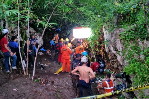Lực lượng cứu hộ tìm kiếm nạn nhân tại hiện trường vụ tai nạn ở Karawang, Tây Java, Indonesia, ngày 23/12/2019. (Ảnh: AFP/TTXVN)